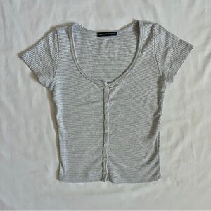 Brandy Melville Zelly Striped Short Sleeve Top | Grey & White Button Scoop Size